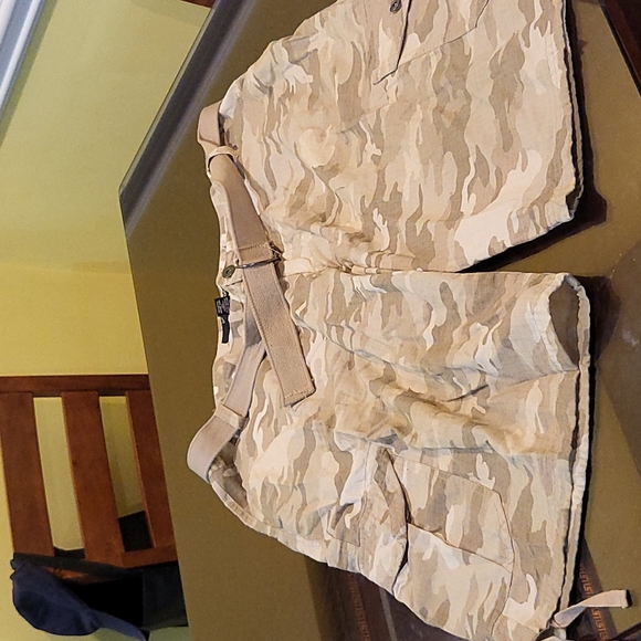 SP Collection, size 42, Tan camouflage cargo shorts - Picture 2 of 2